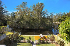 Renovated Coastal getaway with water views, Umina Beach